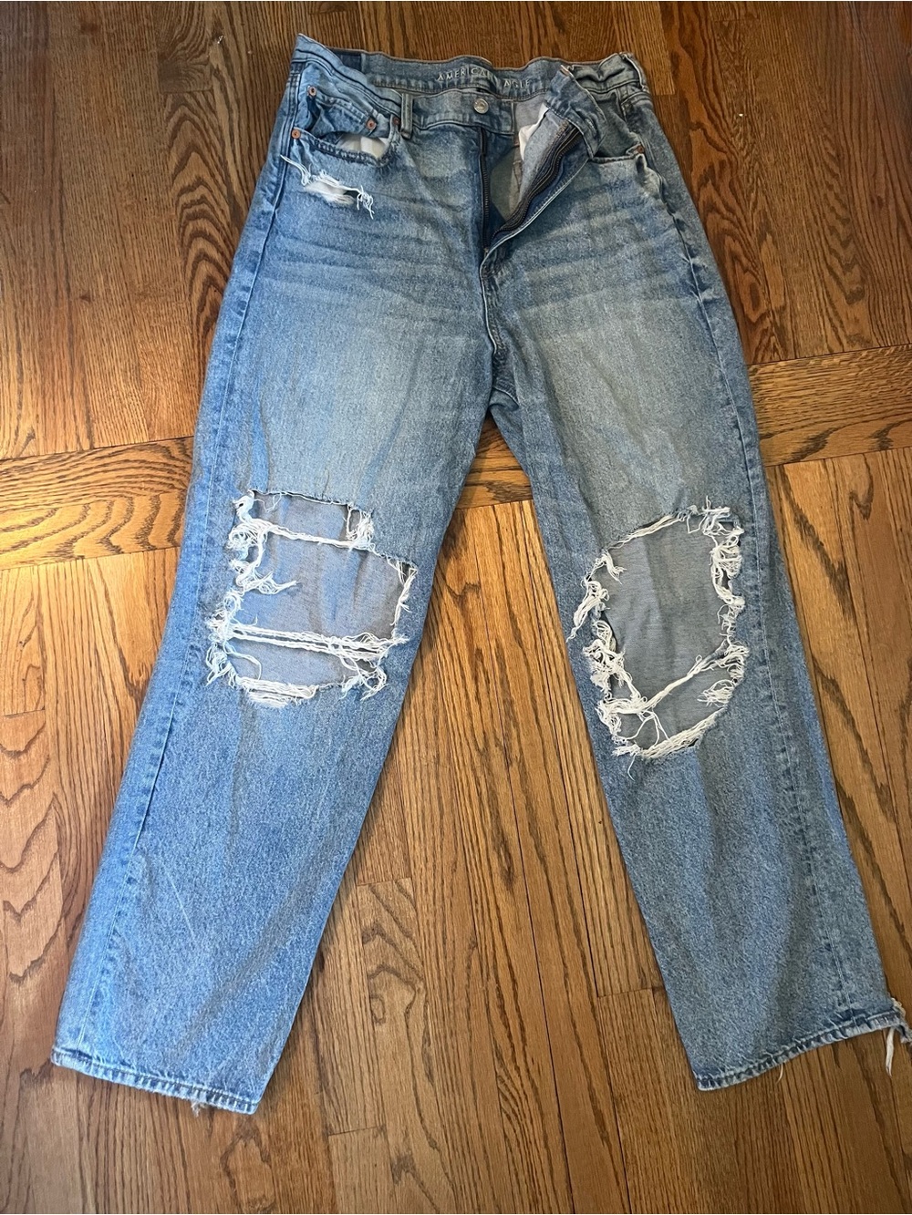 American Eagle Strigid Ripped Jeans